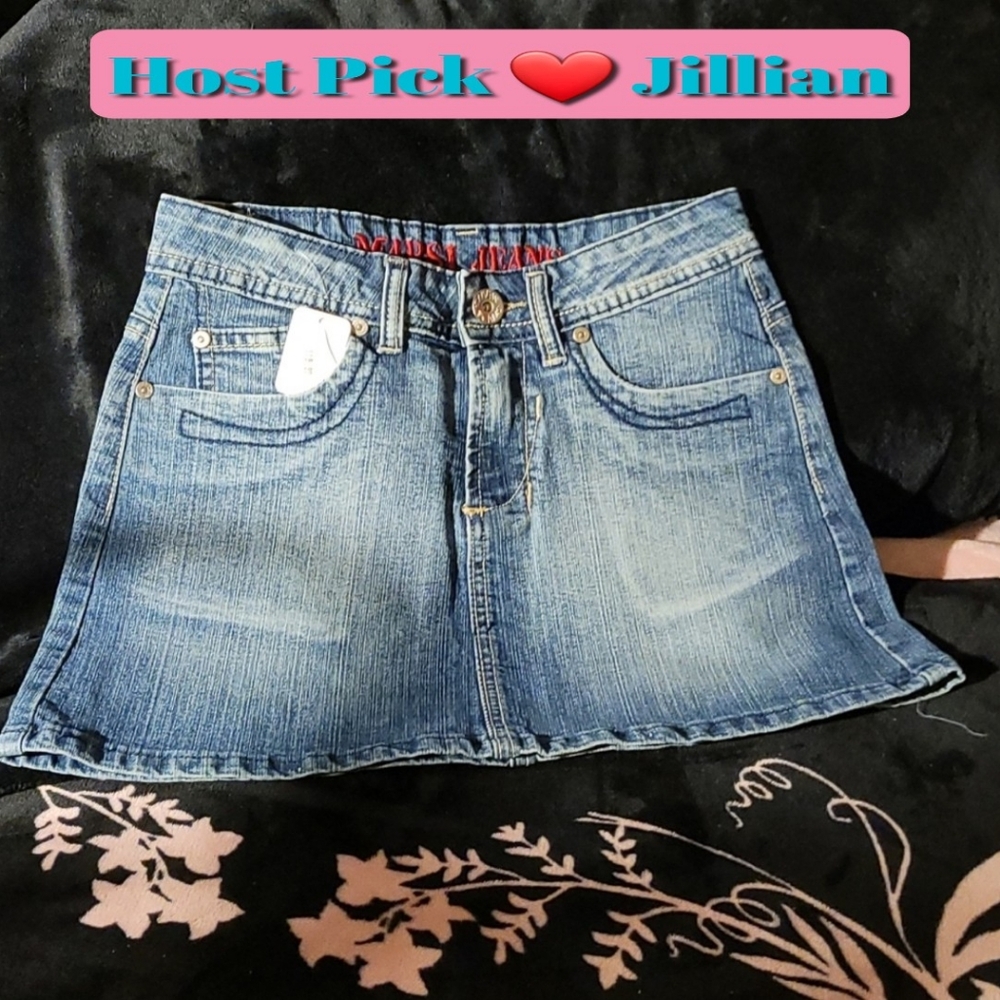 3/$15🚨    WAS $25  Women's MED  Denim MINI Skirt Condition New